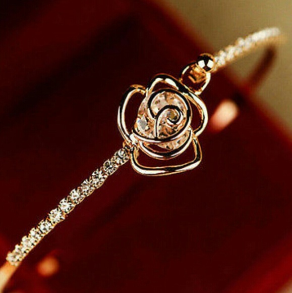 Jewelry - 🌹 Beautiful rose bangle bracelet